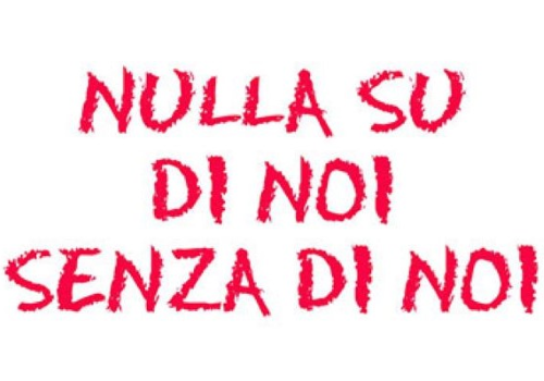 "Nulla su di Noi senza di Noi" scritto in rosso