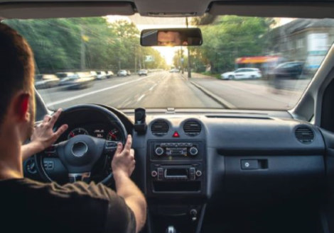 Uomo alla guida di un'auto