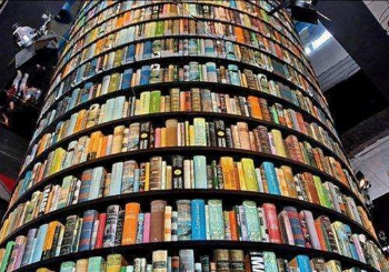 Colonna di libri