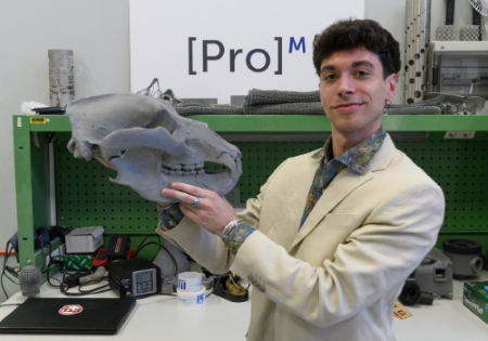 Andrea Sarttori con il teschio dell'orso delle caverne riprodotto in 3D