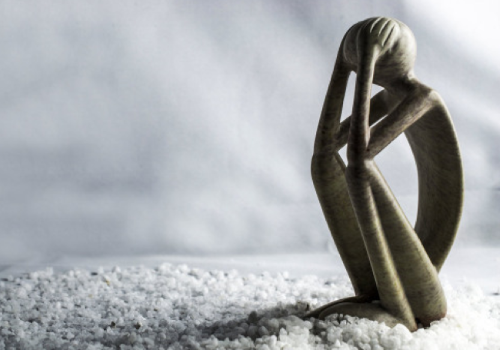 Statuina con le mani sul volto