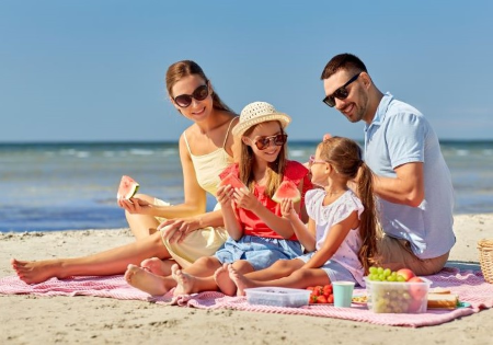 Famiglia in vacanza al mare