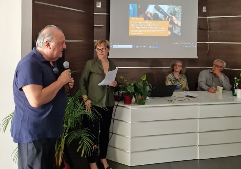 Da sinistra: Andrea Carloni (CONI Marche), Giorgia Sordoni (Centro Papap Giovanni XXIII) e i giornalisti Sara De Carli e Claudio Arrigoni, durante l'incontro di Ancona