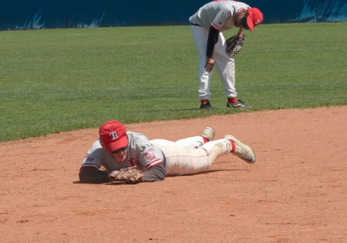 Recupero palla in una partita di baseball per ciechi