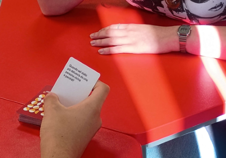 Una delle carte del mazzo di "Fammi uuna domanda. Un gioco senza etichette"