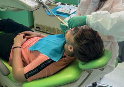 Cure odontoiatriche a un ragazzo