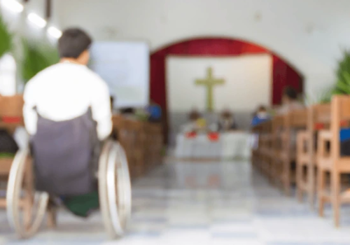 Persona con disabilità in chiesa