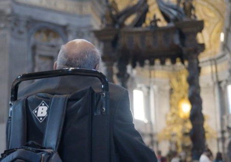 Persona con disabilità di spalle in una chiesa