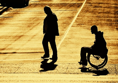 Ombre di una persona con disabilità e di una persona senza disabilità