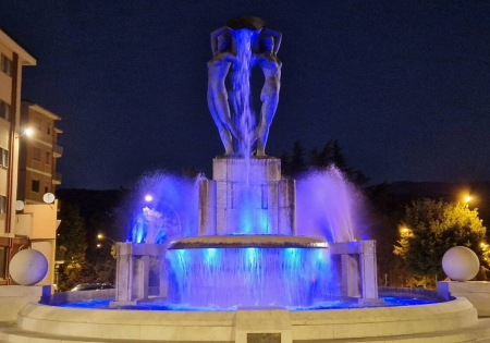 Fontana Luminopsa dell'Aquila illuminata di viola