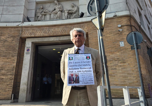 Il presidente dell'AICE Pesce davanti al Ministero della Salute, dove ha avviato uno sciopero della fame