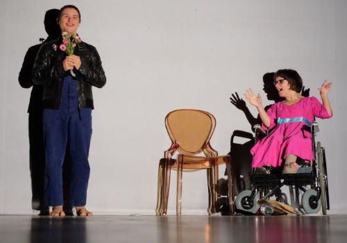 Una scena di "Superabile", rappresentazione portata in scena ormai da alcuni anni dal Teatro la Ribalta-Kunst der Vielfalt di Bolzano