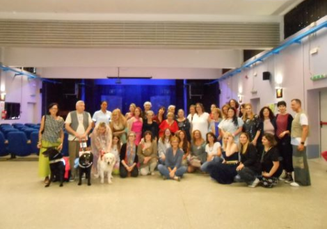 Foto di gruppo per le persone coinvolte nel progetto "Creatività inclusiva"