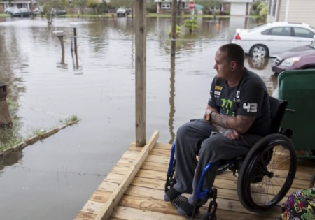Persona in carrozzina in una situazione di alluvione