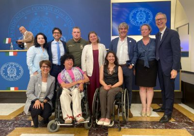Foto di gruppo per persone con e senza disabilità alla quarta Conferenza per la ricostruzione dell’Ucraina tenutasi a Roma. In primo piano (seconda da sinistra), Gunta Anča, vicepresidente del Forum Europeo sulla Disabilità