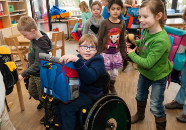 Bimbo con disabilità a scuola insieme a bimbi e bimbe senza disabilità