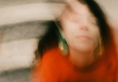 Particolare di ritratto artistico sfocato di una donna, con effetto movimento, di Mert Coşkun (su Pexels)