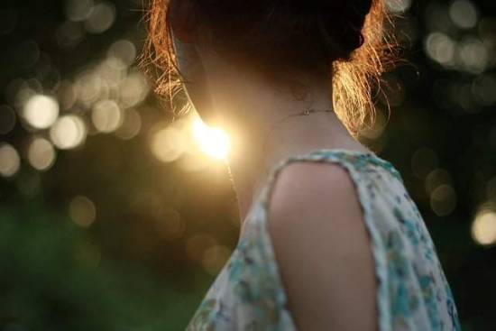Donna di spalle e in controluce