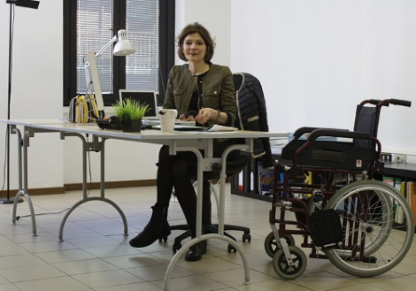 Una lavoratrice con sclerosi multipla