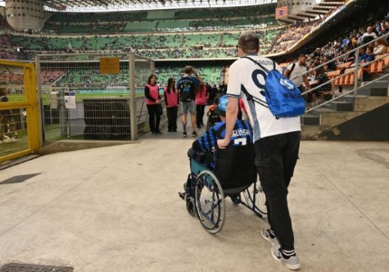 Una persona con disabilità allo stadio di San Siro, insieme al suo accompagnatore, in occasione di una partita dell'Inter