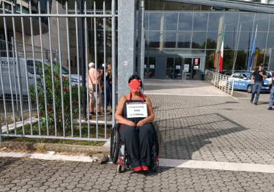 Protesta silenziosa di una donna con disabilità davanti al Tribunale di Rimini