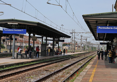 Bloccata per un’ora sul binario e poi sollevata di peso insieme alla carrozzina!