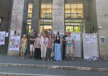 Alcune delle persone intervenute al diciottesimo presidio dell'11 luglio scorso, davanti al Tribunale di Pisa, per solidarietà alle vittime dei maltrattamenti attuati, nel 2016, in una struttura dedicata a persone autistiche di Montalto di Fauglia (Pisa)