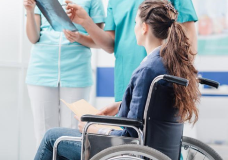 Giovane donna con disabilità in ospedale