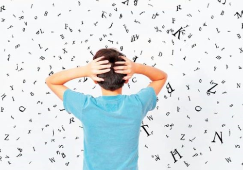 Ragazzo con dislessia di spalle davanti a tante lettere