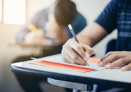 Particolare di studente che sostiene un esame