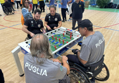 Un incontro di calcio balilla paralimpico