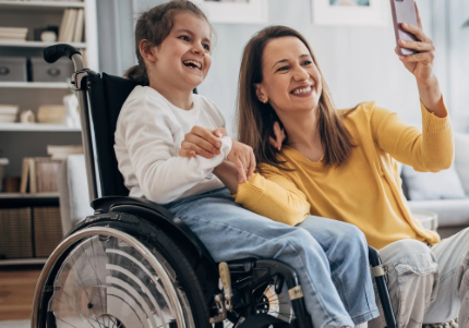 Caregiver e figlia con disabilità