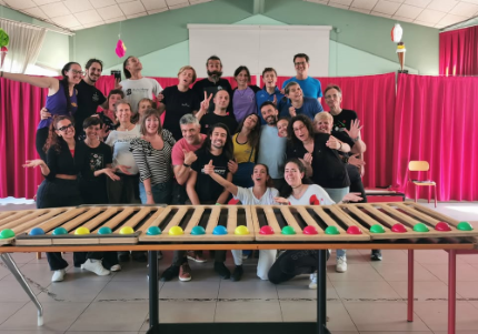 La "comunità" di Francesco Boni. In primo piano il "juggleboard"
