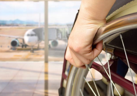 Una giovane donna con disabilità trattata come un pacco da Ryanair