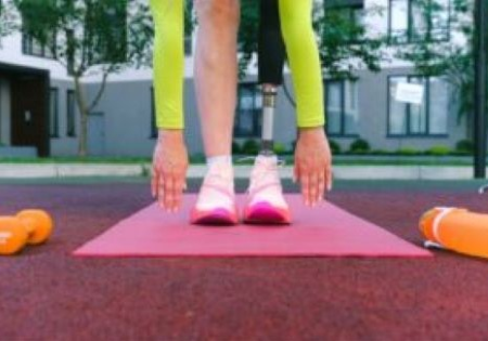 Particolare di una donna con la protesi ad una gamba che fa sport (foto di Anna Shvets su Pexels)