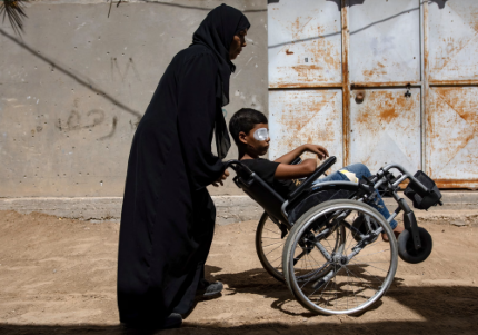 Wahid, 13 anni, è una delle migliaia di “nuovi bambini e bambine con disabilità” di Gaza (©Haitham Imad/EPA)