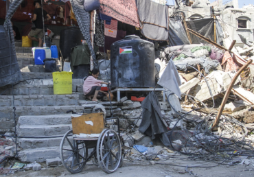 Distruzione a Gaza, con una sedia a rotelle in primo piano (©Getty)