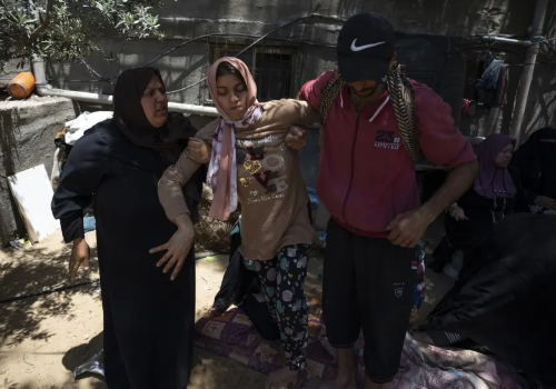 Persona con disabilità di Gaza insieme ai familiari