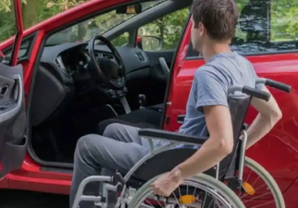 Persona con disabilità motoria con patente speciale