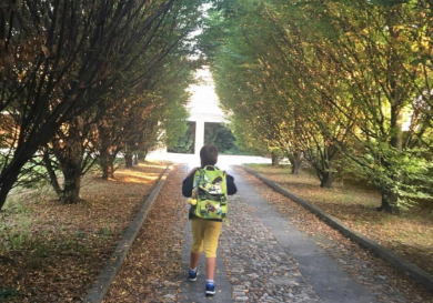 Bimbo con zainetto di spalle va a scuola