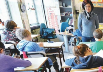 Ragazzi e insegnante in aula di scuola