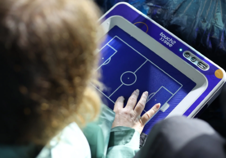 Il dispositivo "Touch2See", sorta di piattaforma che simula un campo di calcio