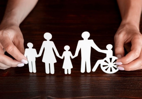 Figurine di carta tenute da due mani, a rappresentare il welfare