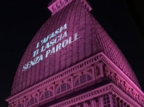 Mole Antonelliana di Torino illuminata di violetto, colore-simbolo dell'afasia