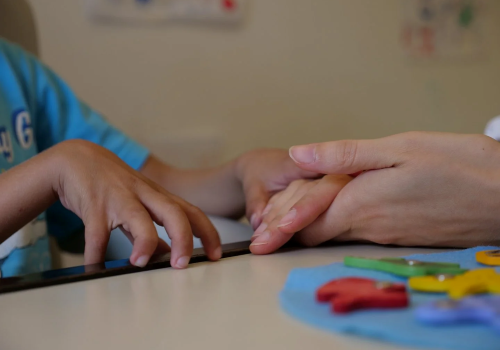 Un bimbo con paralisi cerebrale infantile trattato tramite la metodica AINCP (Artificial Intelligence in Cerebral Palsy)