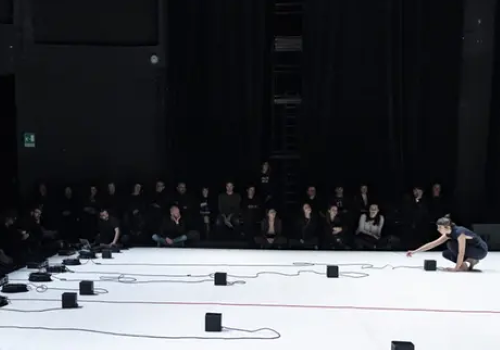 Un'immagine della recente performance di Agnese Banti al "Romaeuropa Festival" (foto di Lorenza Daverio)