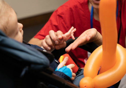 Un bimbo con la SMA insieme a un operatore sanitario