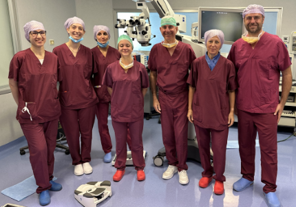 Il team della Clinica Oculistica Universitaria del Presidio Ospedaliero di Udine che ha eseguito il trattamento con terapia genica per la cura della degenerazione maculare legata all’età nella sua forma aggressiva