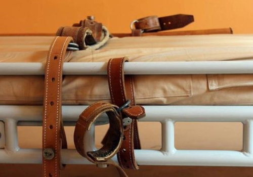 Cinghie di contenzione su un letto