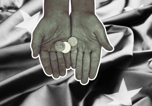 Mani con monete. Sullo sfondo la bandiera dell'Unione Europea. Bianco e nero